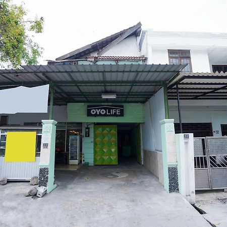 Oyo Life 2309 Kost Si Mbok Vivi Hotel Surabaya Exterior photo