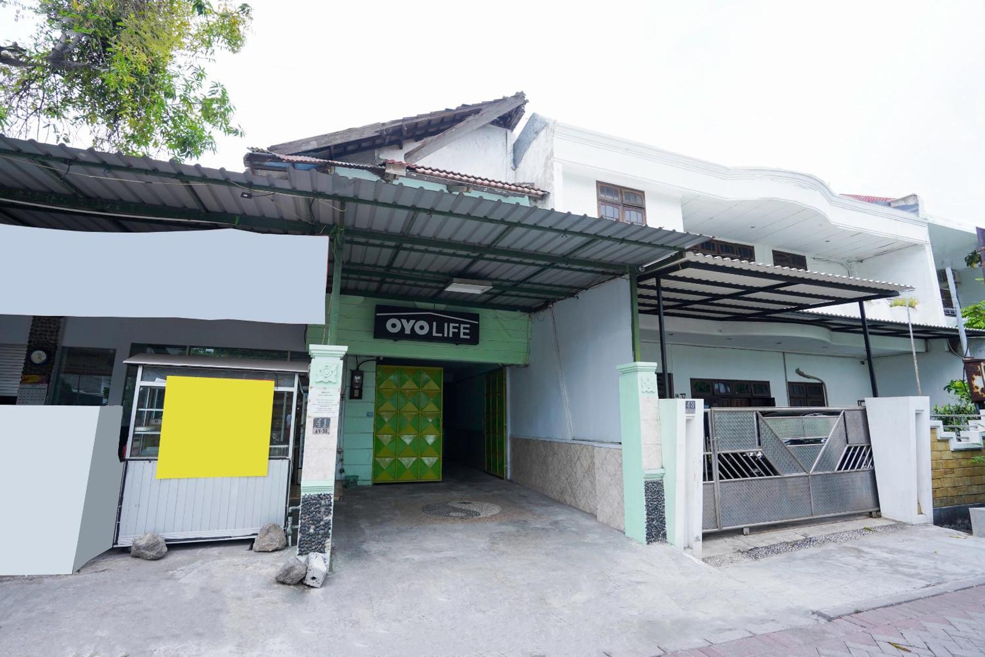 Oyo Life 2309 Kost Si Mbok Vivi Hotel Surabaya Exterior photo