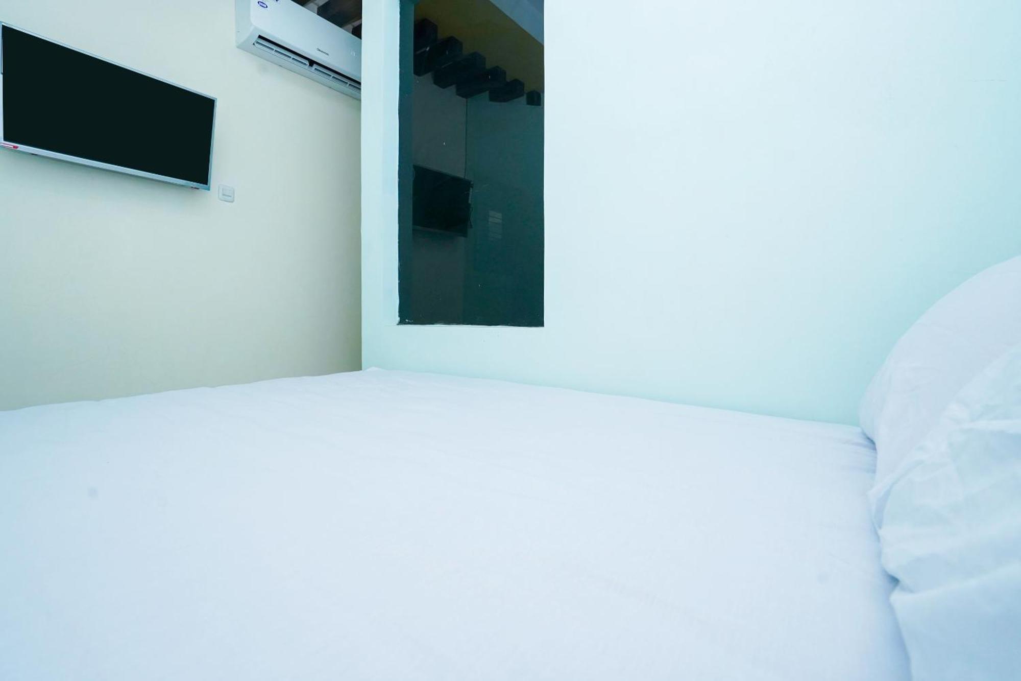 Oyo Life 2309 Kost Si Mbok Vivi Hotel Surabaya Exterior photo