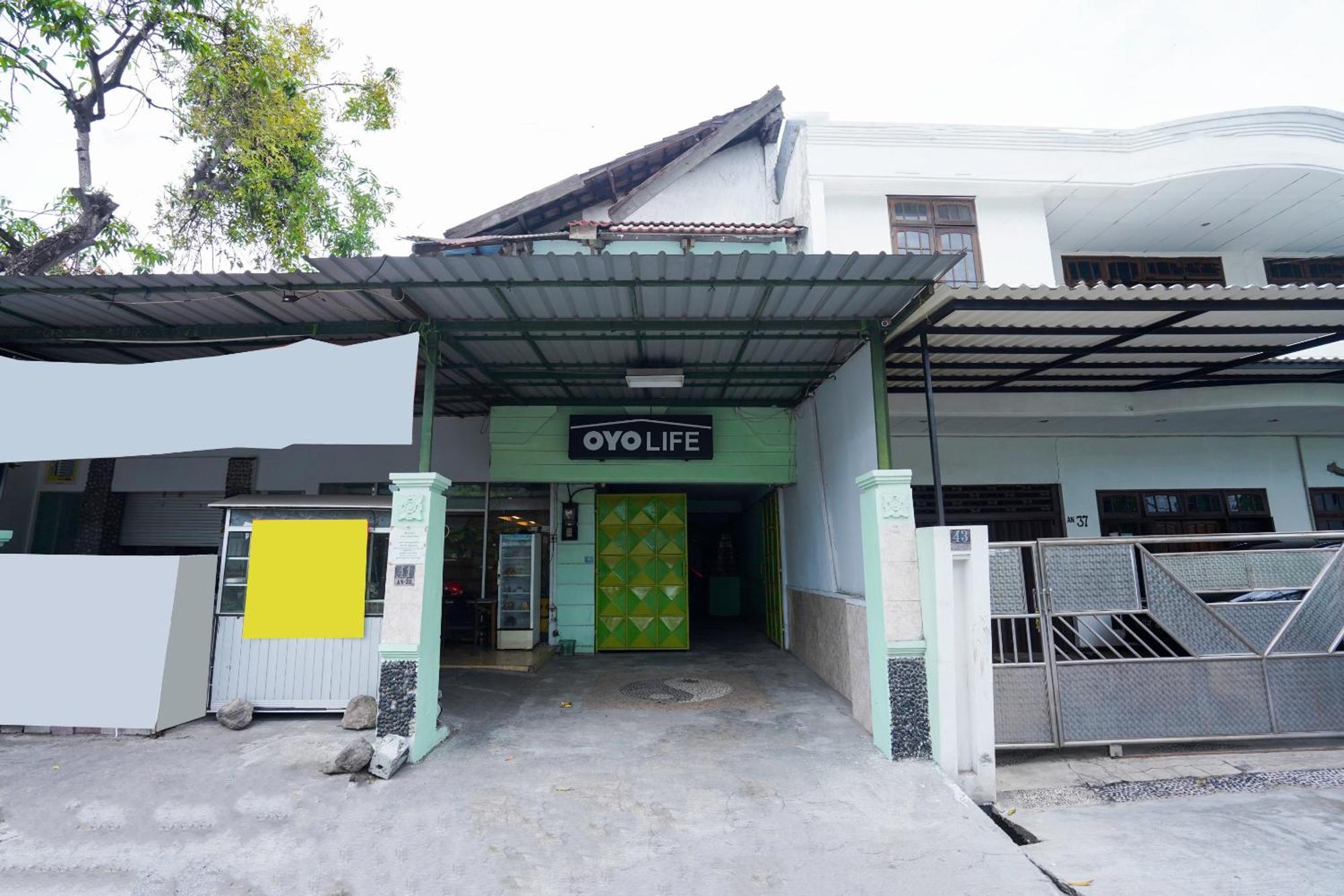 Oyo Life 2309 Kost Si Mbok Vivi Hotel Surabaya Exterior photo