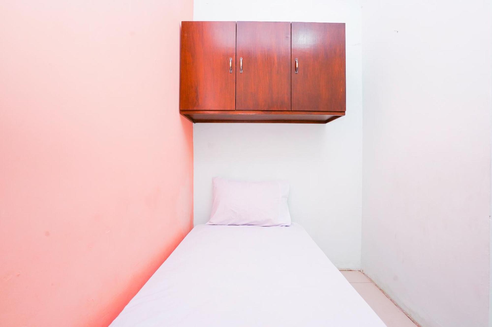 Oyo Life 2309 Kost Si Mbok Vivi Hotel Surabaya Exterior photo