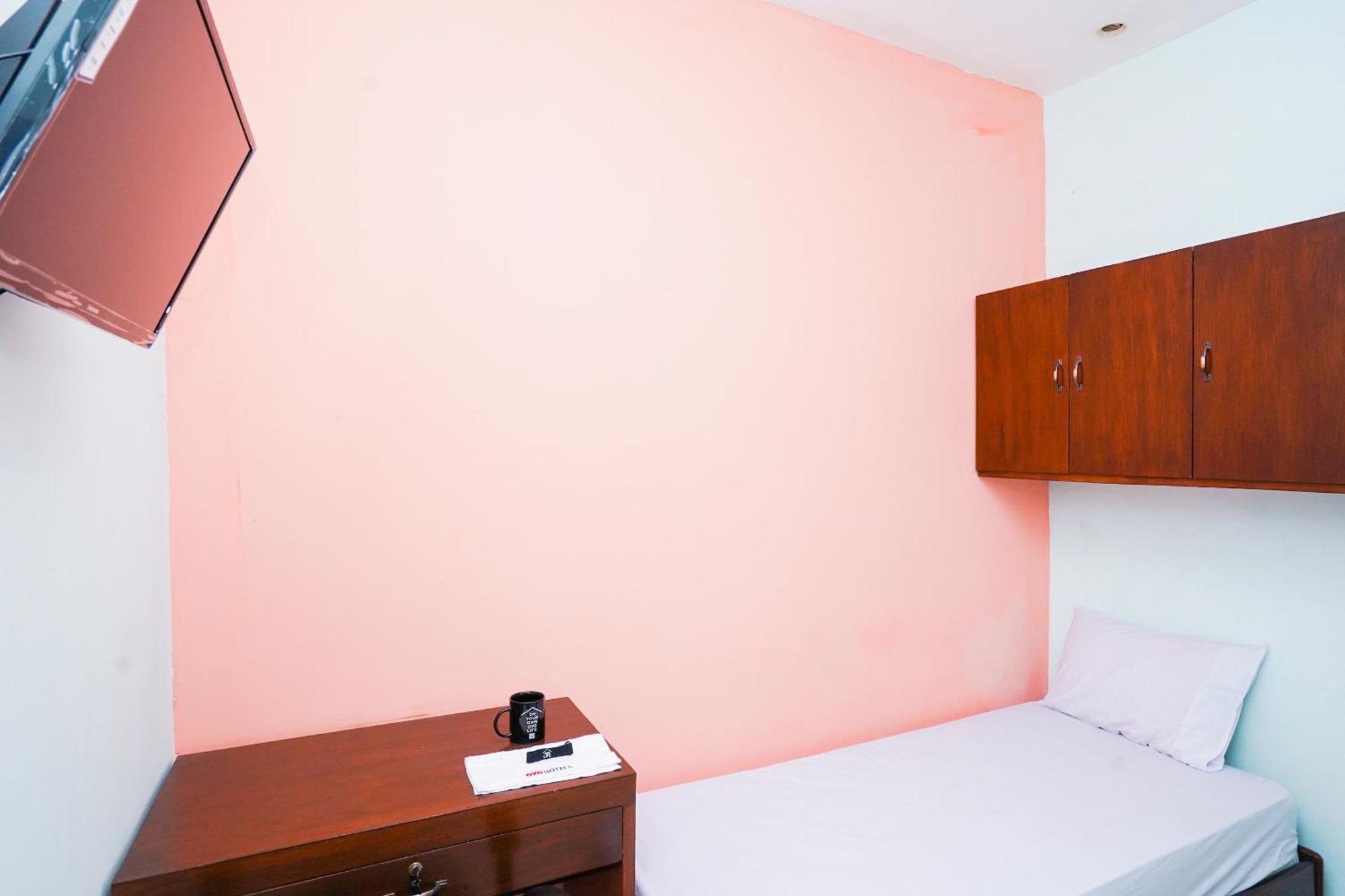 Oyo Life 2309 Kost Si Mbok Vivi Hotel Surabaya Exterior photo