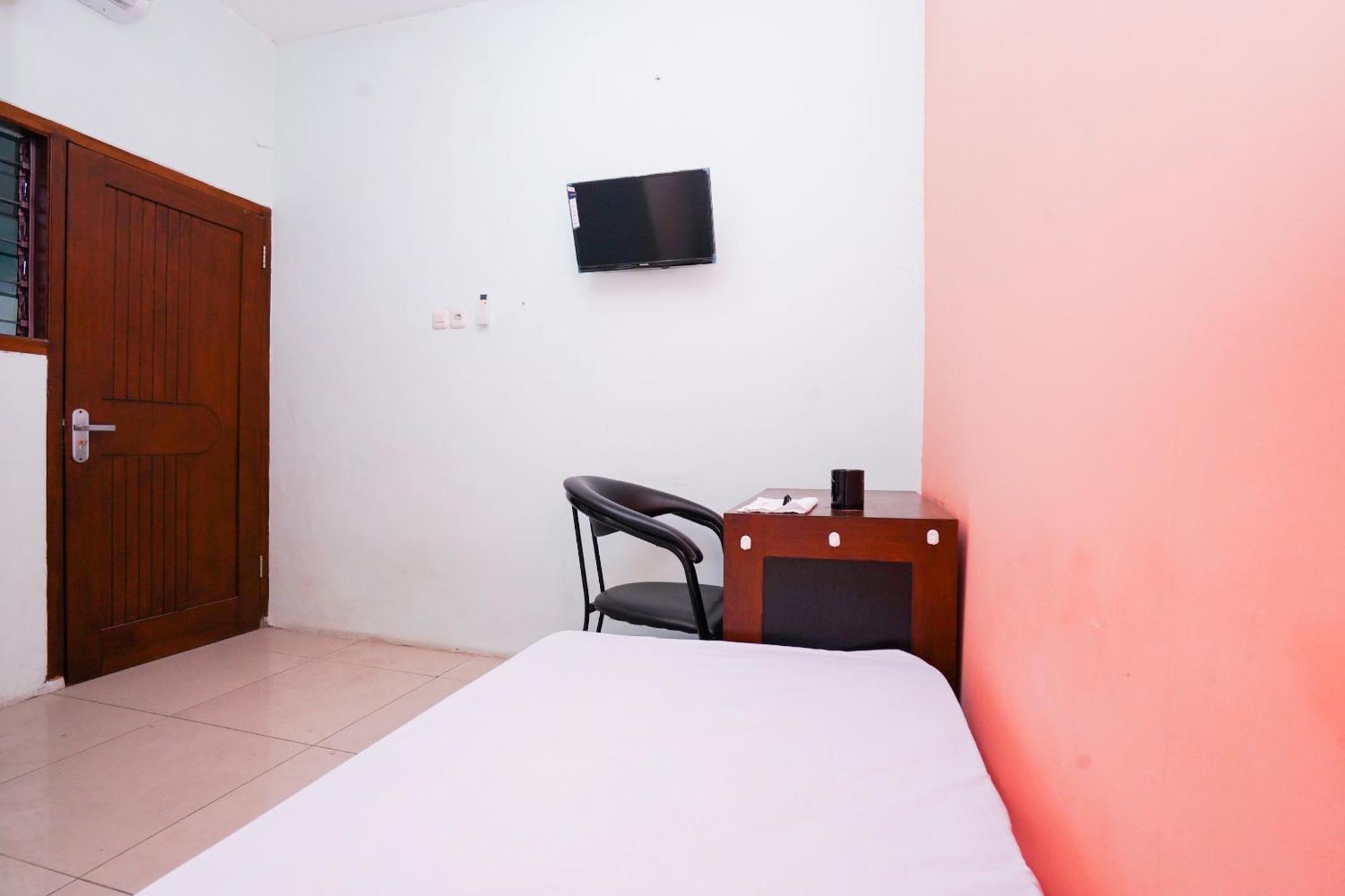 Oyo Life 2309 Kost Si Mbok Vivi Hotel Surabaya Exterior photo
