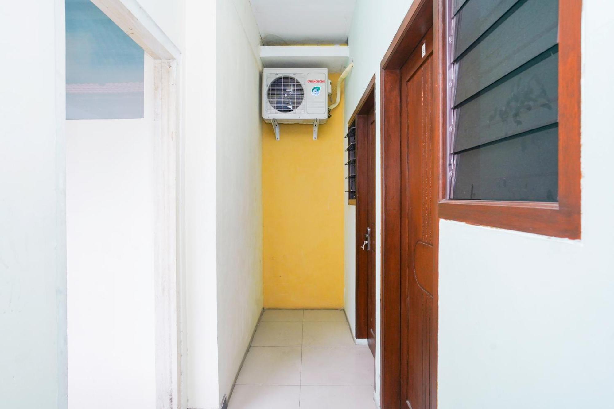 Oyo Life 2309 Kost Si Mbok Vivi Hotel Surabaya Exterior photo