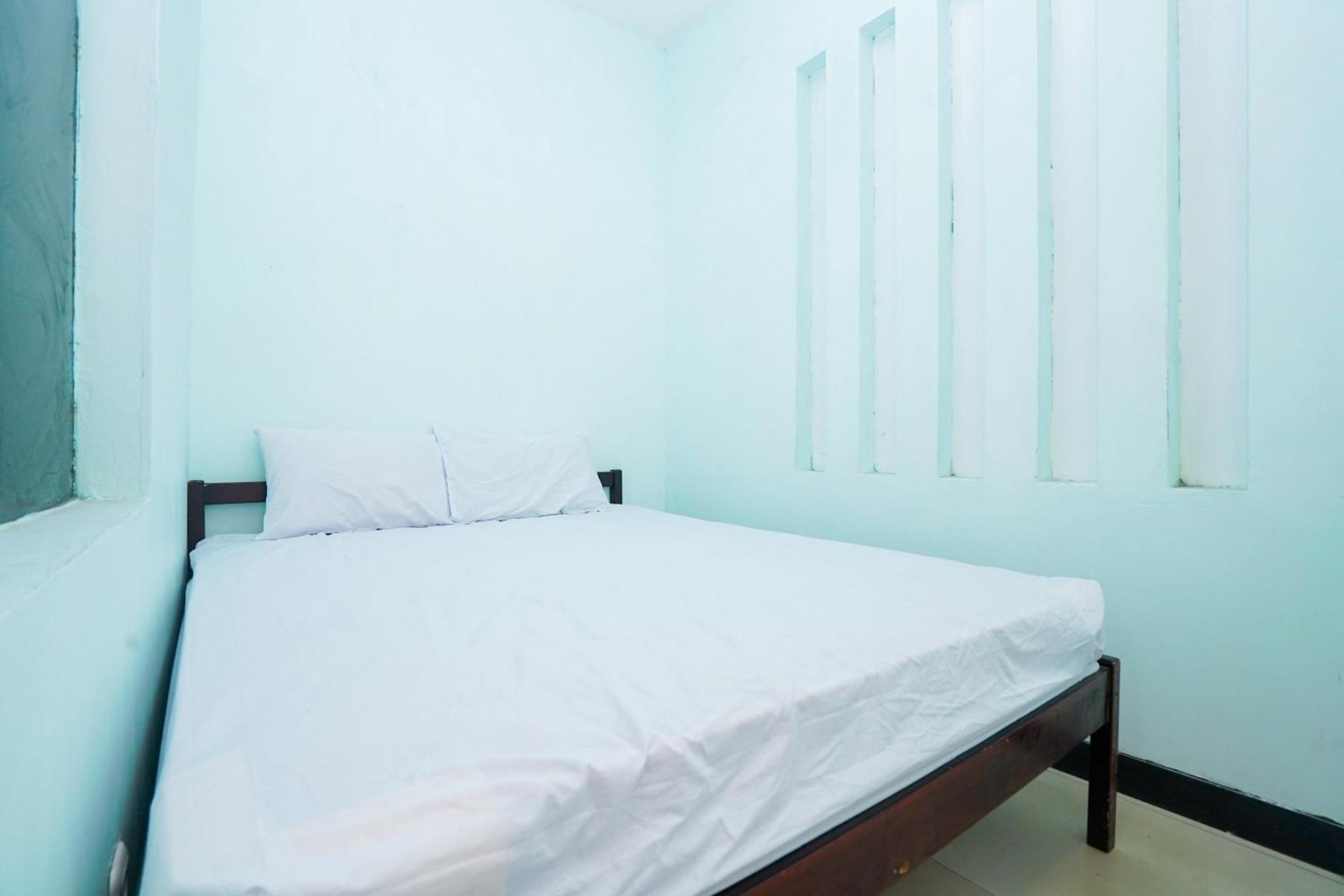 Oyo Life 2309 Kost Si Mbok Vivi Hotel Surabaya Exterior photo