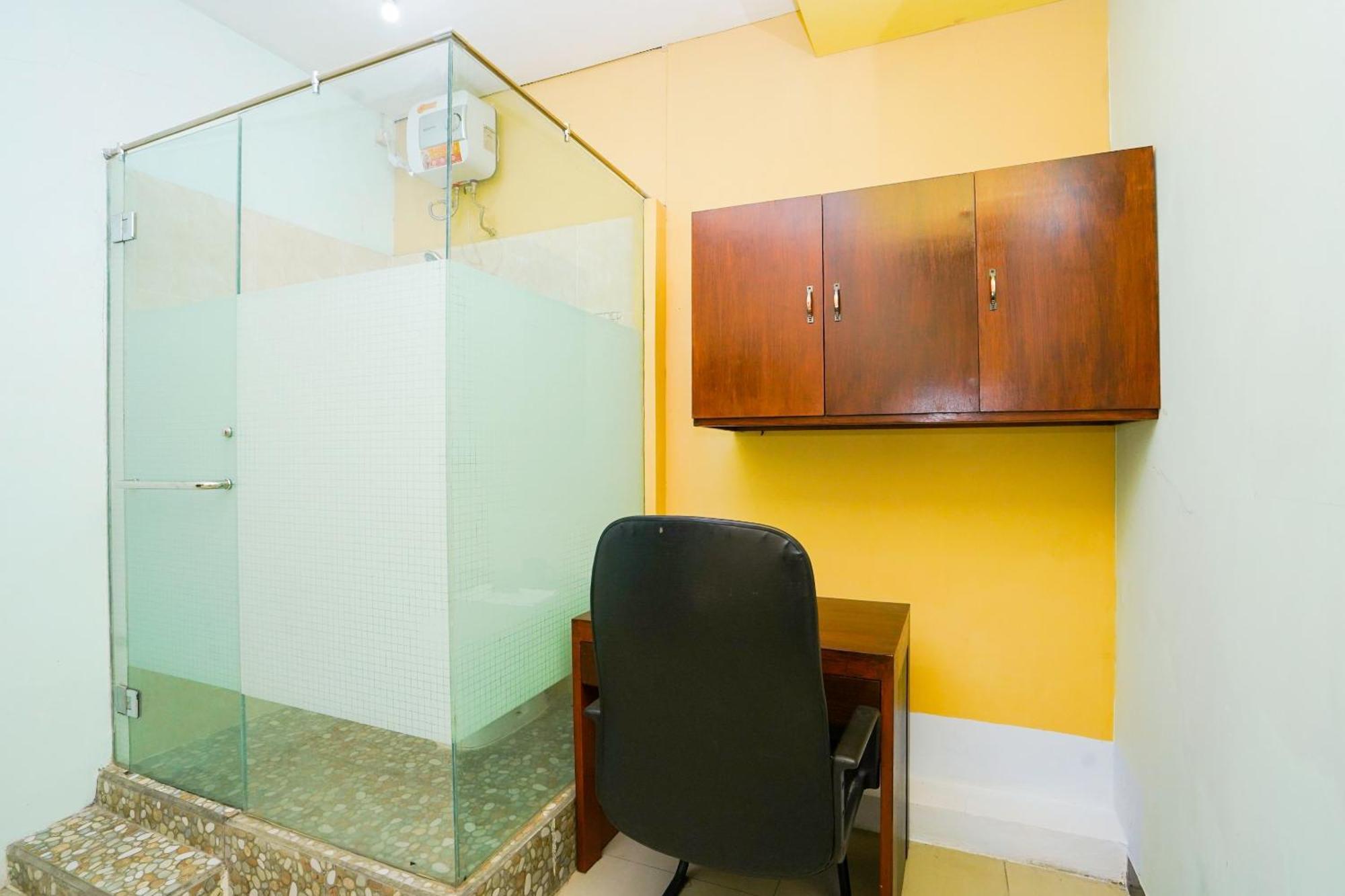 Oyo Life 2309 Kost Si Mbok Vivi Hotel Surabaya Exterior photo