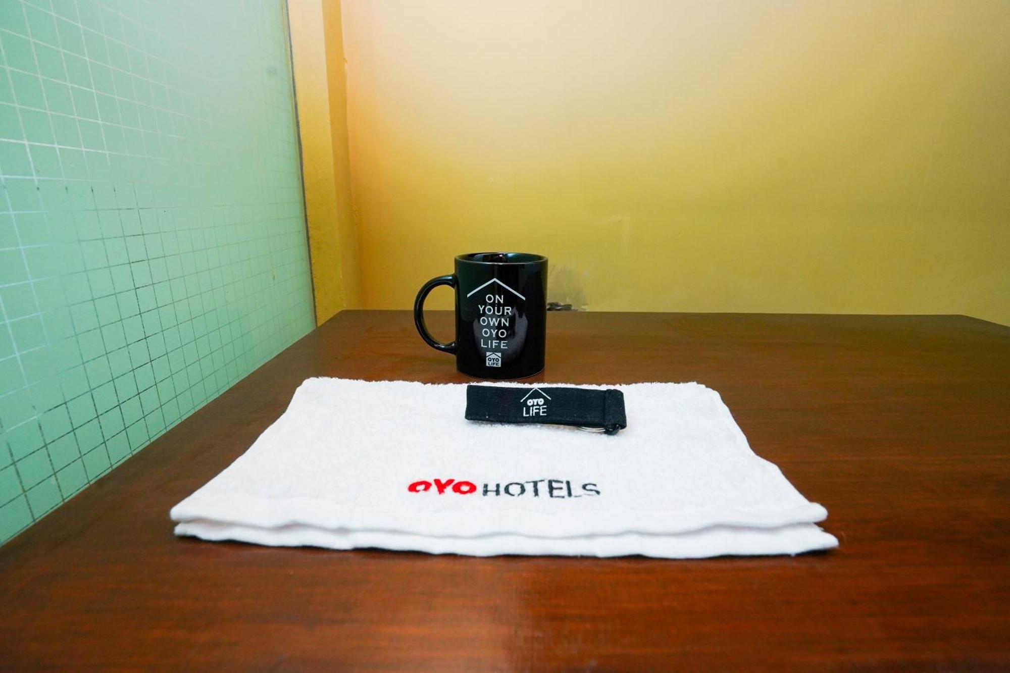 Oyo Life 2309 Kost Si Mbok Vivi Hotel Surabaya Exterior photo