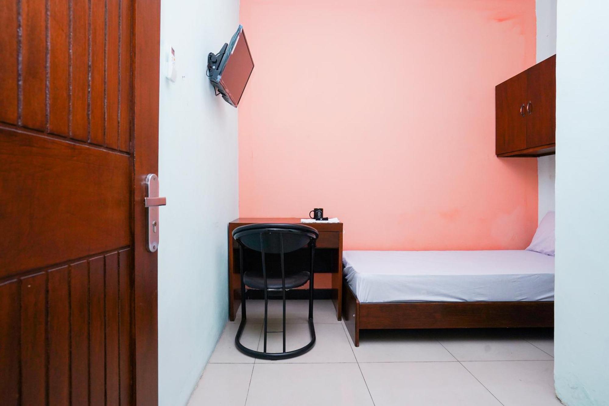 Oyo Life 2309 Kost Si Mbok Vivi Hotel Surabaya Exterior photo